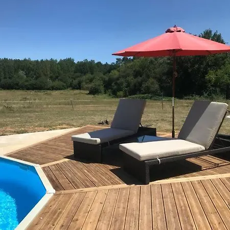 Peaceful, Comfortable Retreat With Pool Montcléra Buitenkant foto