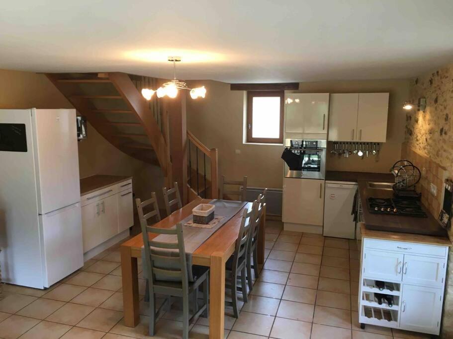 Peaceful, Comfortable Retreat With Pool Montclera
